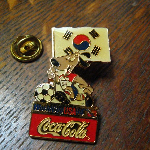 ⚽️ World Cup USA Vintage 1994 Lapel Pin - Picture 2 of 4